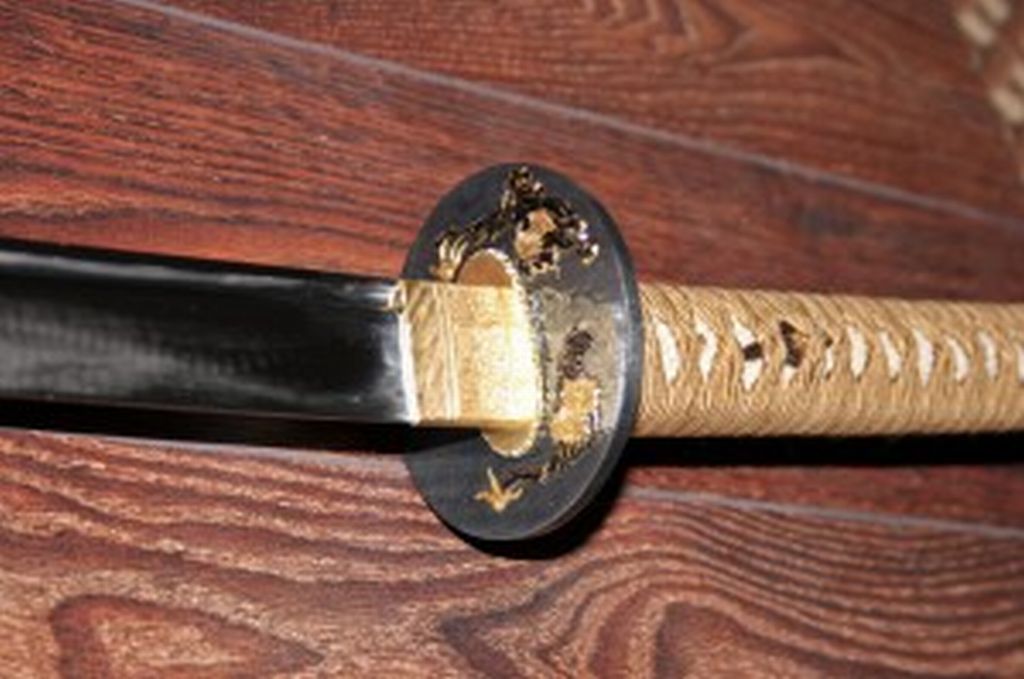 Катана - длинный японский мечь, золотистый